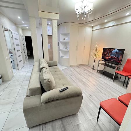 Two Bedroom Large Apartment In Kisinyov Kültér fotó