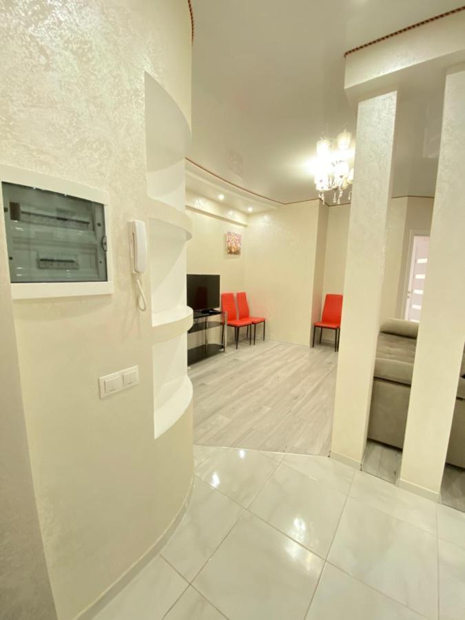 Two Bedroom Large Apartment In Kisinyov Kültér fotó